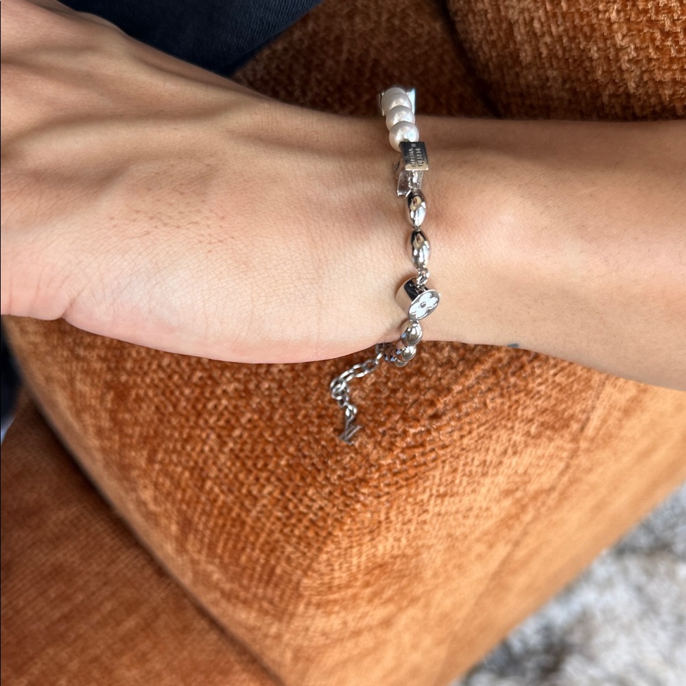 Louis Vuitton Pearl and Silver Bracelet - Picture 4 of 6